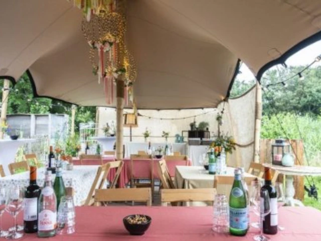 Gehuurde stretchtent voor een tuinfeest