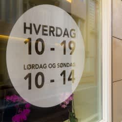 Rund åbningstids sticker