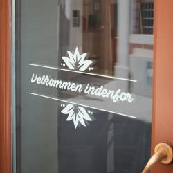 Enkel sticker med blomst og valgfri tekst