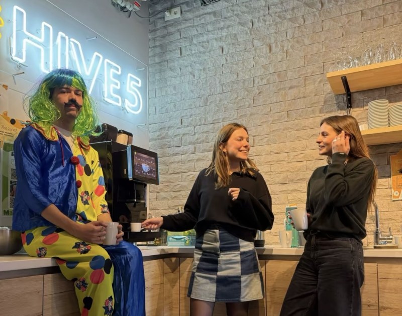 🎬La SnakTeam recrute : micro-trottoirs, acting & TikTok  - job étudiant chez Student