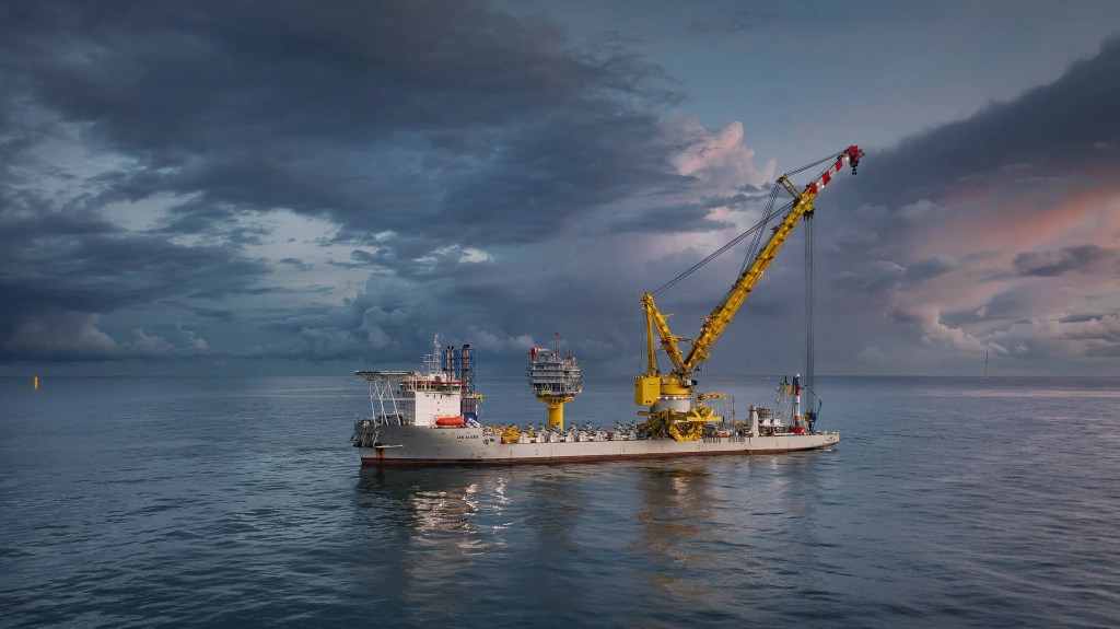 Clément houdt ons grootste kraanschip op zijn plaats banner image