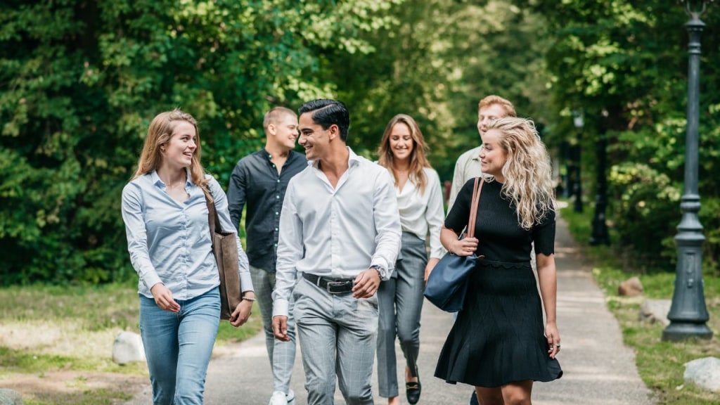 Wat maakt het campusleven aan een topuniversiteit in NL zo uniek?  banner image