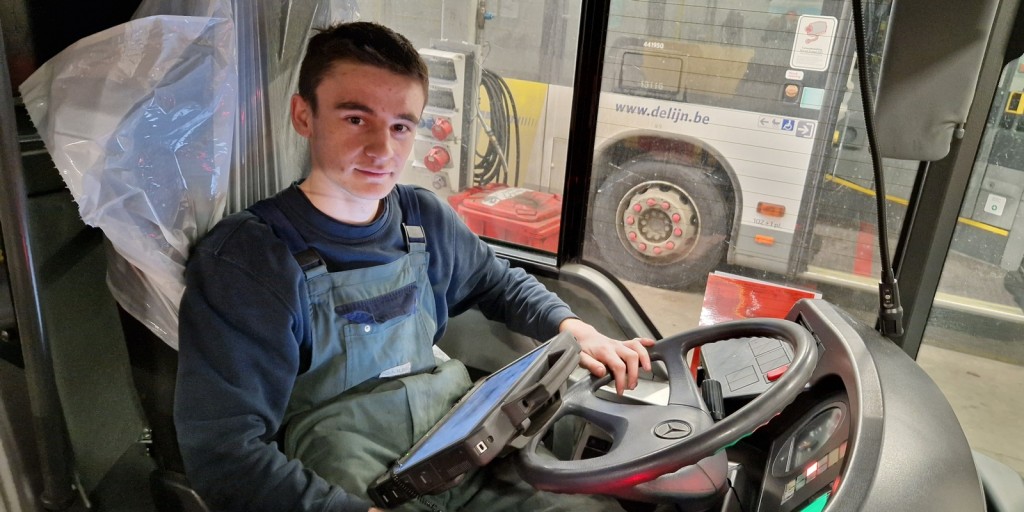 Jaan (19) is jongste mechanicien van Keolis: "Sinds mijn 16e sleutel ik al aan mijn auto" banner image