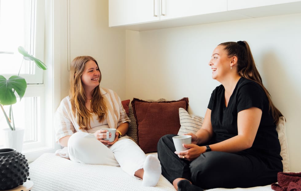 2 studenter i samtale i studentbolig