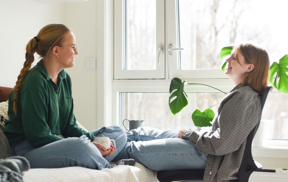 Blide studenter i studentbolig