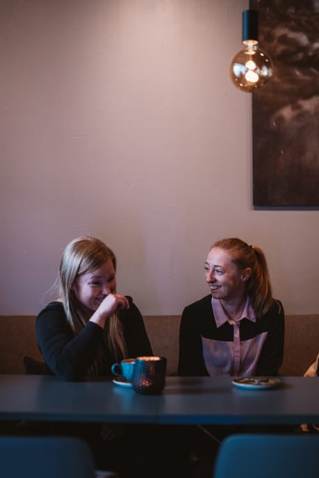 Girls enjoying themselves at Kafé ÅTTE in Kongsberg