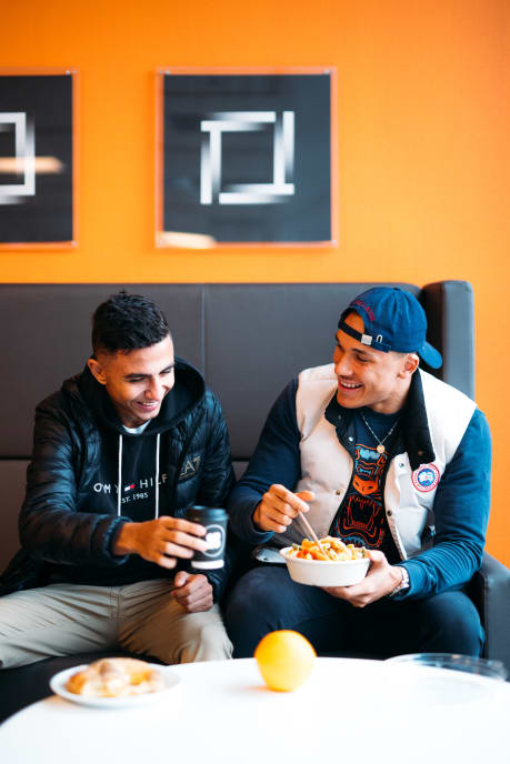 To studenter spiser lunsj sammen i kantinen på campus