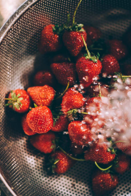 Cleaning strawberries