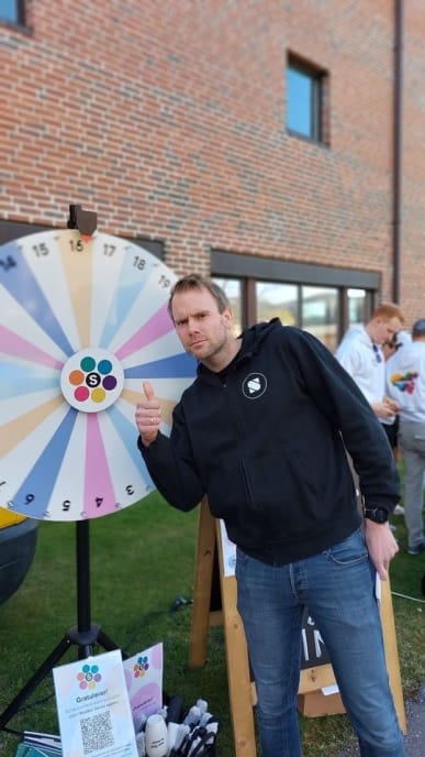 Magnus Lia, psychologist at Campus Bø, in front of the wheel of fortune