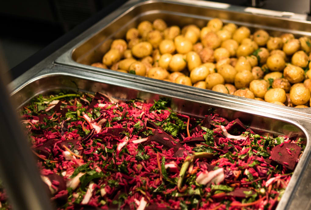 Beetroots and potatoes in the hot counter at Campus Vestfold.