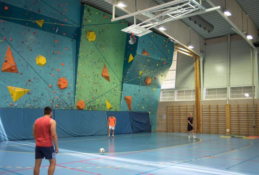 Students play soccer in the gymnastics hall at Bakkenteigen, USN Campus Vestfold