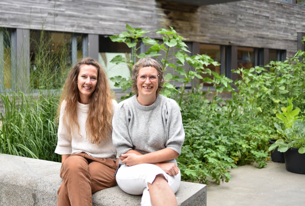 Line Sanne og Susanne M. Ouff i undervisningshagen på USN Campus Vestfold