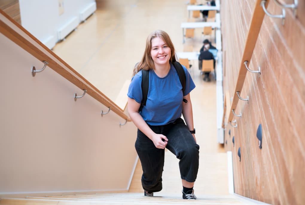 Student går i trappa inne på USN Campus Vestfold