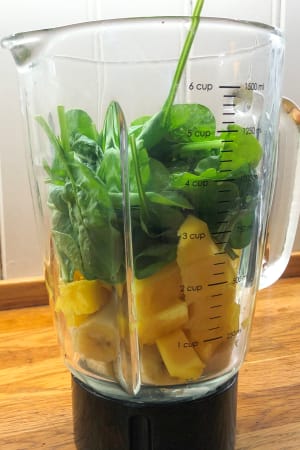 Spinach and mango in blender