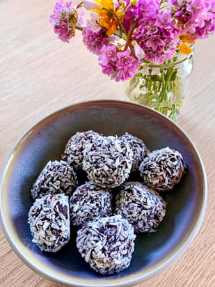 Energy balls in bowl