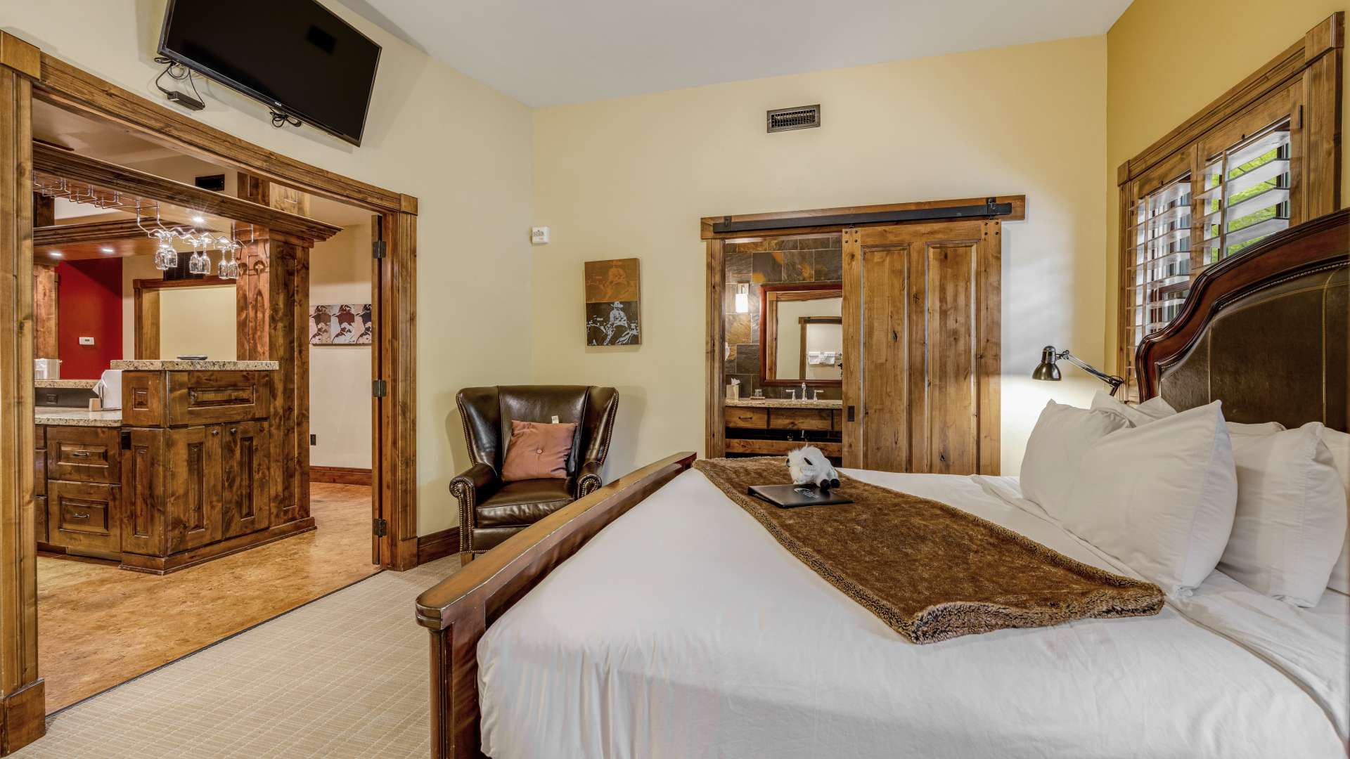 Luxury Hotel in Jackson Hole | White Buffalo Club 3 Deluxe Bedroom, image size:1920x1080