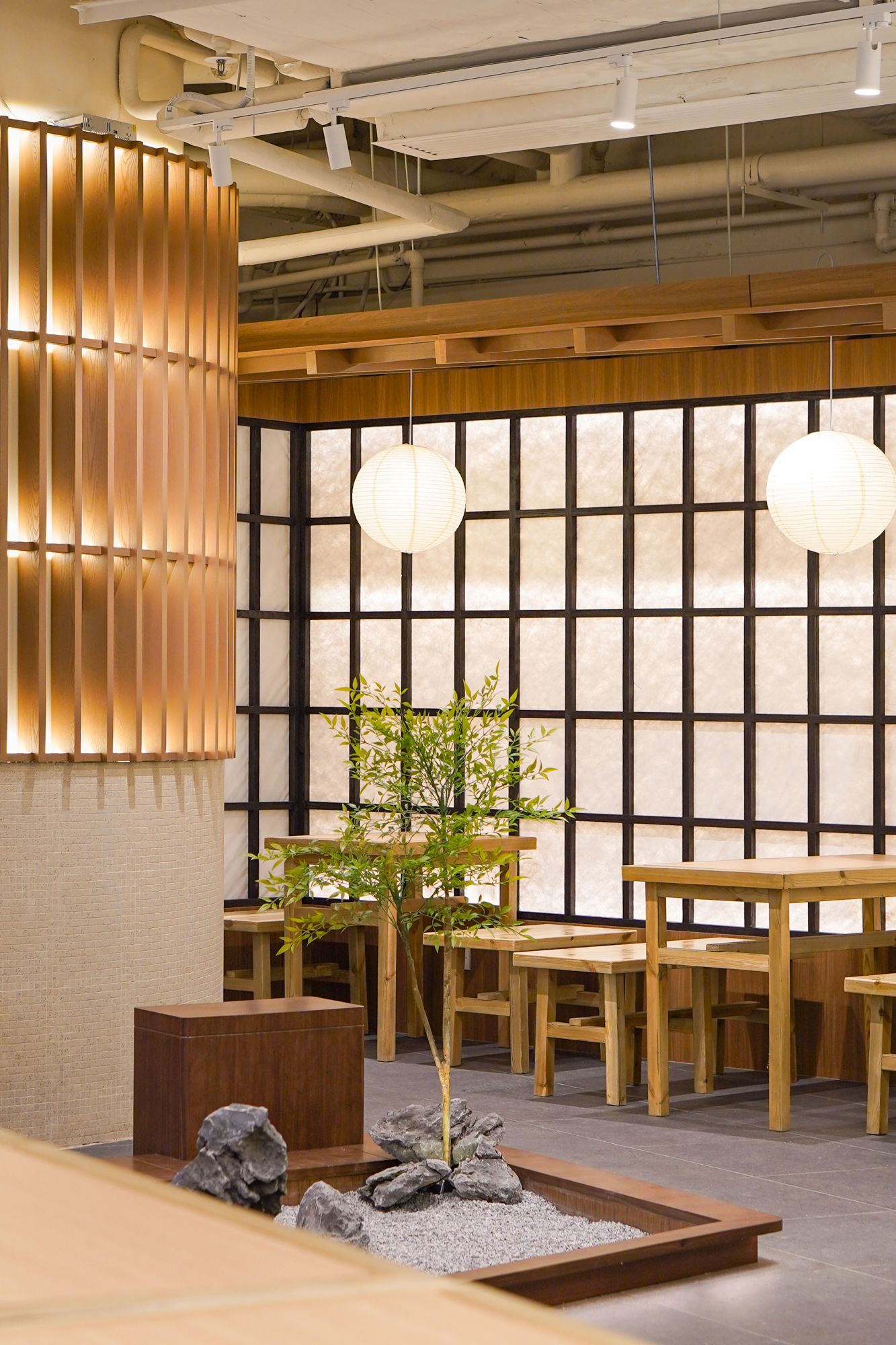 Tera the wai Pancake house seating close up