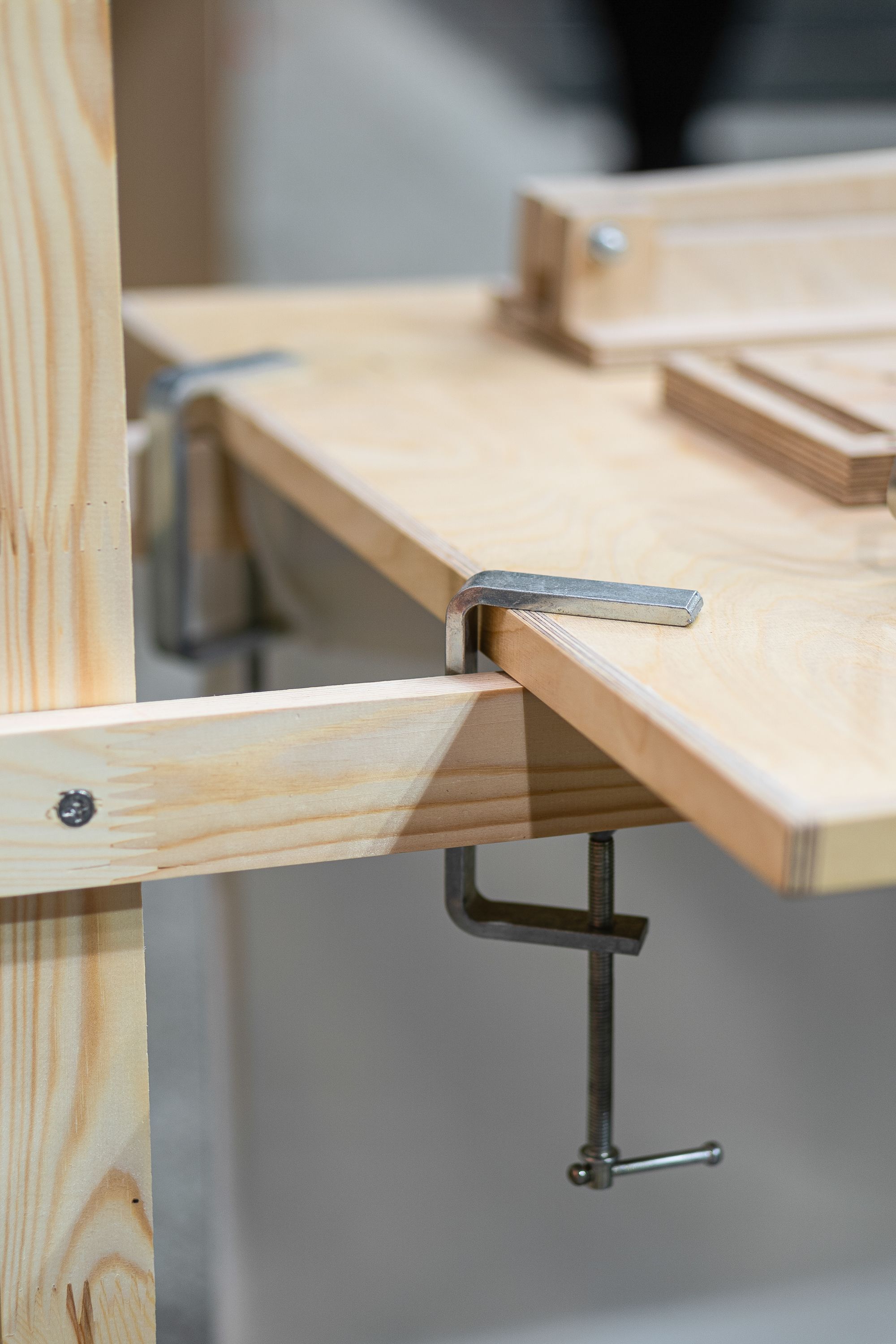 deTour Plant Matters display frame clamp close up