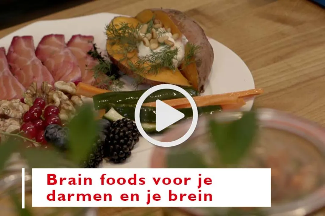 Kookvideo met een bord met eten en de tekst Brain foods voor je darmen en je brein.