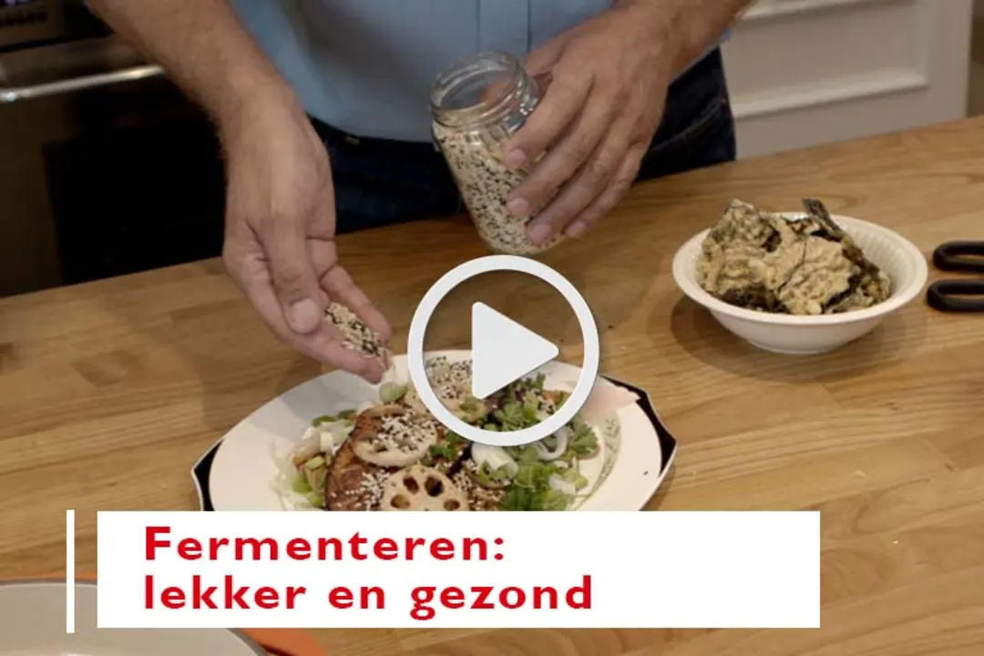 Kookvideo met een persoon die eten bereid en de tekst Fermenteren: lekker en gezond.