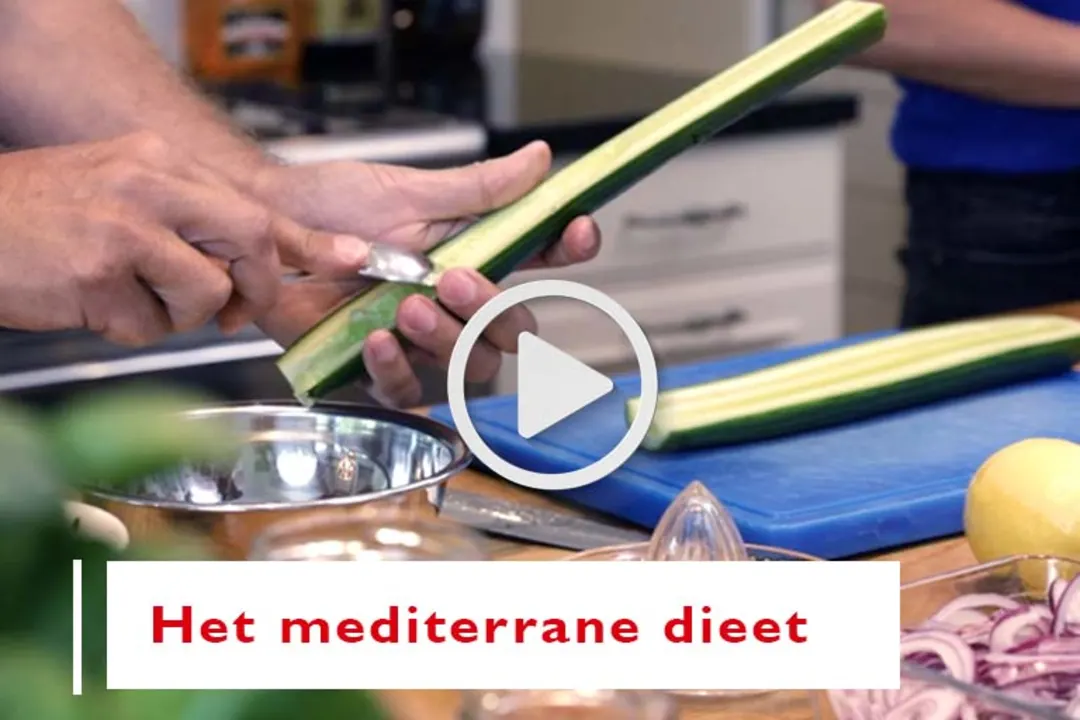 Kookvideo met een komkommer, handen, een schaal en de tekst Het mediterrane dieet.