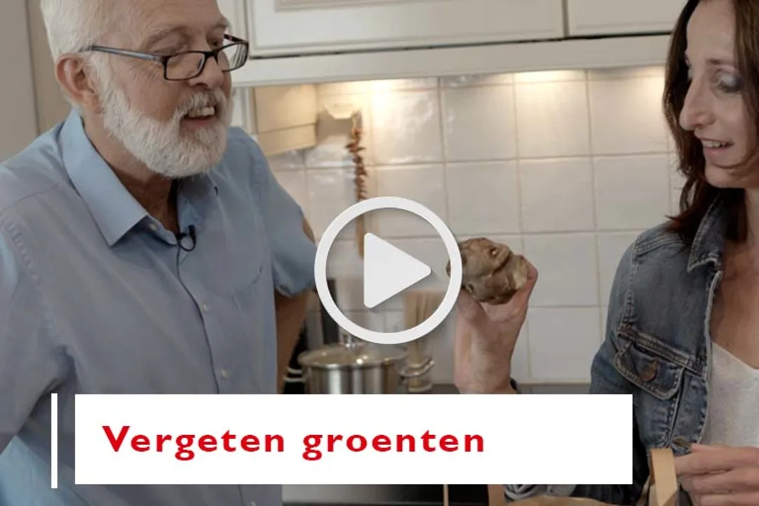 Kookvideo met twee mensen met een vergeten groente in de hand en de tekst Vergeten groenten.