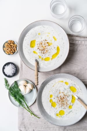 Joghurt-Suppe mit Gurke, Walnüssen & Dill