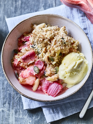 Rhubarb crumble with ice cream