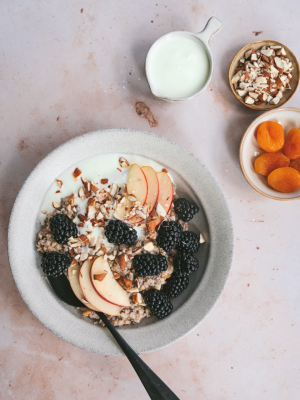 Buchweizen-Kasha mit Brombeeren