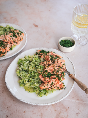 Pulled Kräuter-Lachs auf Brokkoli-Endivien-Stampf