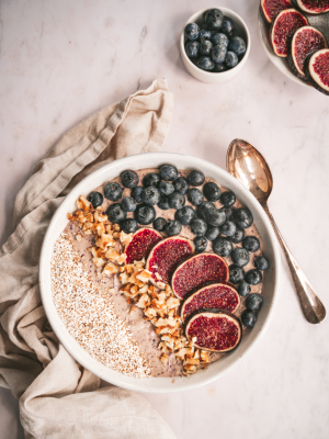 Blaubeer-Bowl mit Haferflocken und Feigen