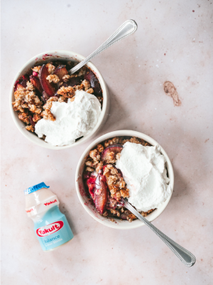 Ofengeröstete Pflaumen mit Hafer-Mandel-Streuseln und Zimtcreme