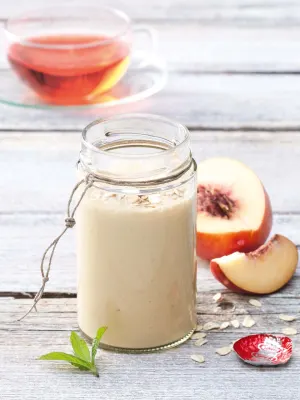 Smoothie vol zomerfruit, yoghurt, haver, nectarine, kopje thee en Yakult Original.