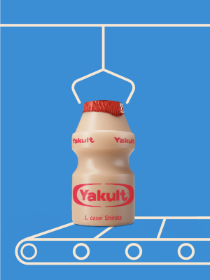 Flesje Yakult Original op een lopende band.