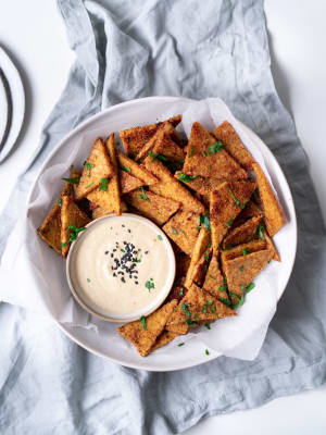 Gebackene BBQ-Tempeh Chips mit Erdnuss-Dip