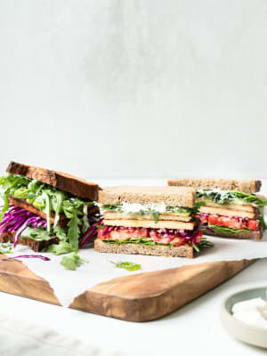 Veganes Sandwich mit geräuchertem Tempeh