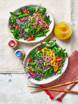 Soba Nudelsalat mit Ingwer Karotten Dressing