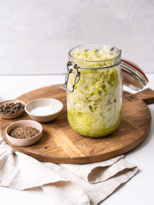 Ein Glas mit fermentiertem Sauerkraut.