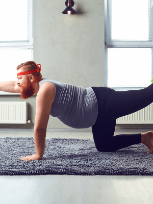 Mann, der Yoga macht.