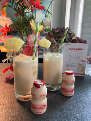 2 Gläser Cocktail mit Yakult und Kokosmilch und Strohhalmen.