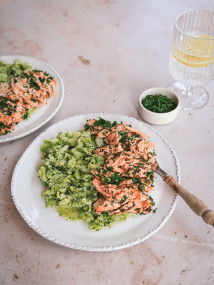 Rezeptbild Kräuter-Lachs mit 2 Tellern und einem Getränk