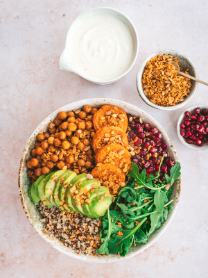 Quinoa-Bowl in einer Schüssel angerichtet