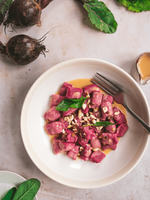 Rote-Rüben-Gnocchi auf einem Teller angerichtet.