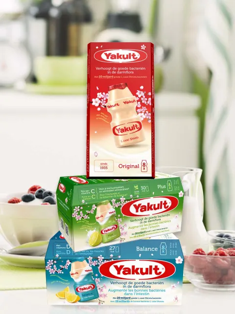 Drie Yakult Sakura verpakkingen, Yakult Original, Yakult Plus en Yakult Balance.