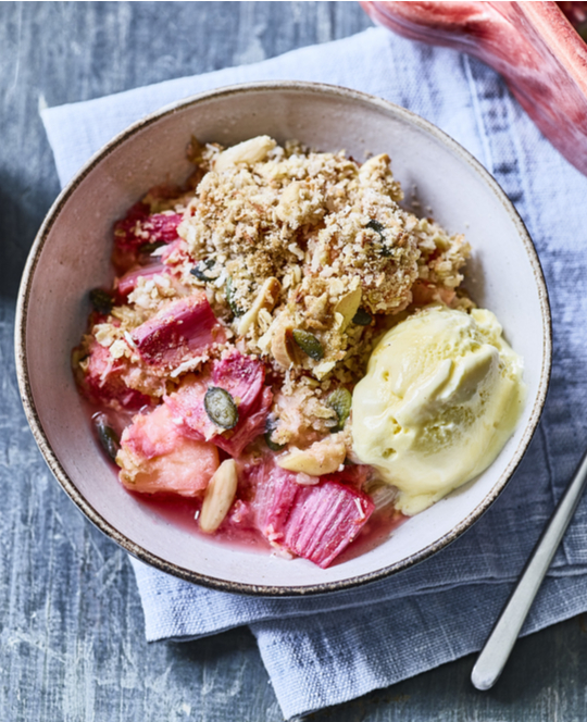 Rhubarb crumble with ice cream