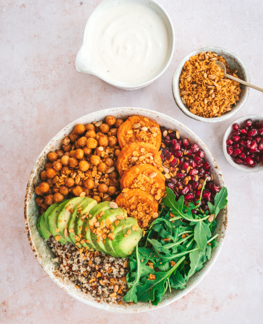 Quinoa-Bowl mit Süßkartoffel, Granatapfel und spicy Hafer-Crunch