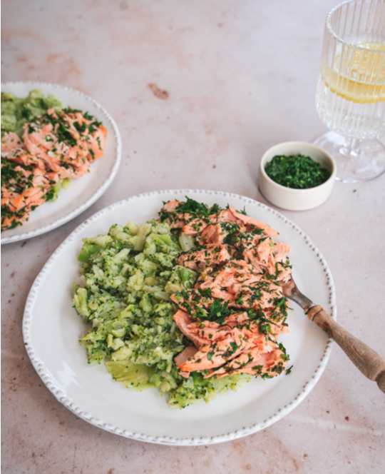 Pulled Kräuter-Lachs auf Brokkoli-Endivien-Stampf