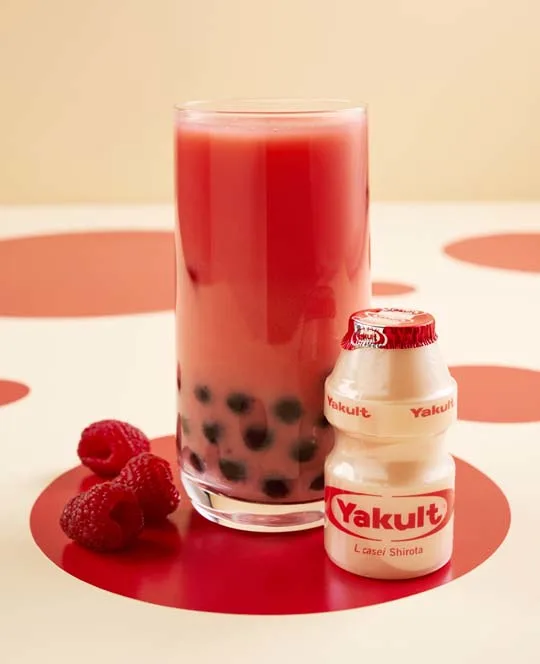 Bubble tea framboos met flesje Yakult Original.