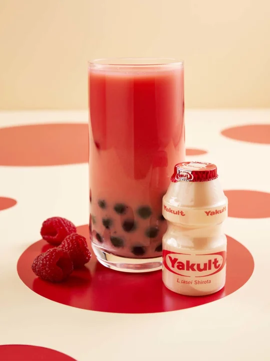 Bubble tea framboos met flesje Yakult Original.