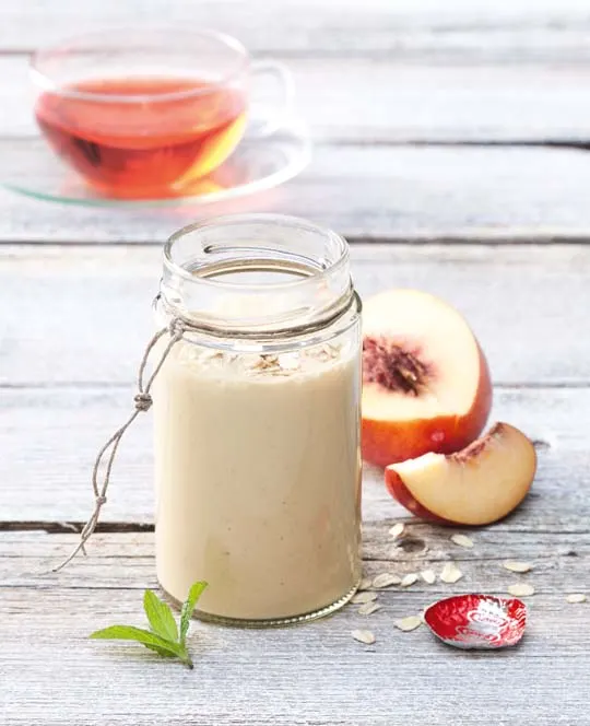 Smoothie vol zomerfruit, yoghurt, haver, nectarine, kopje thee en Yakult Original.